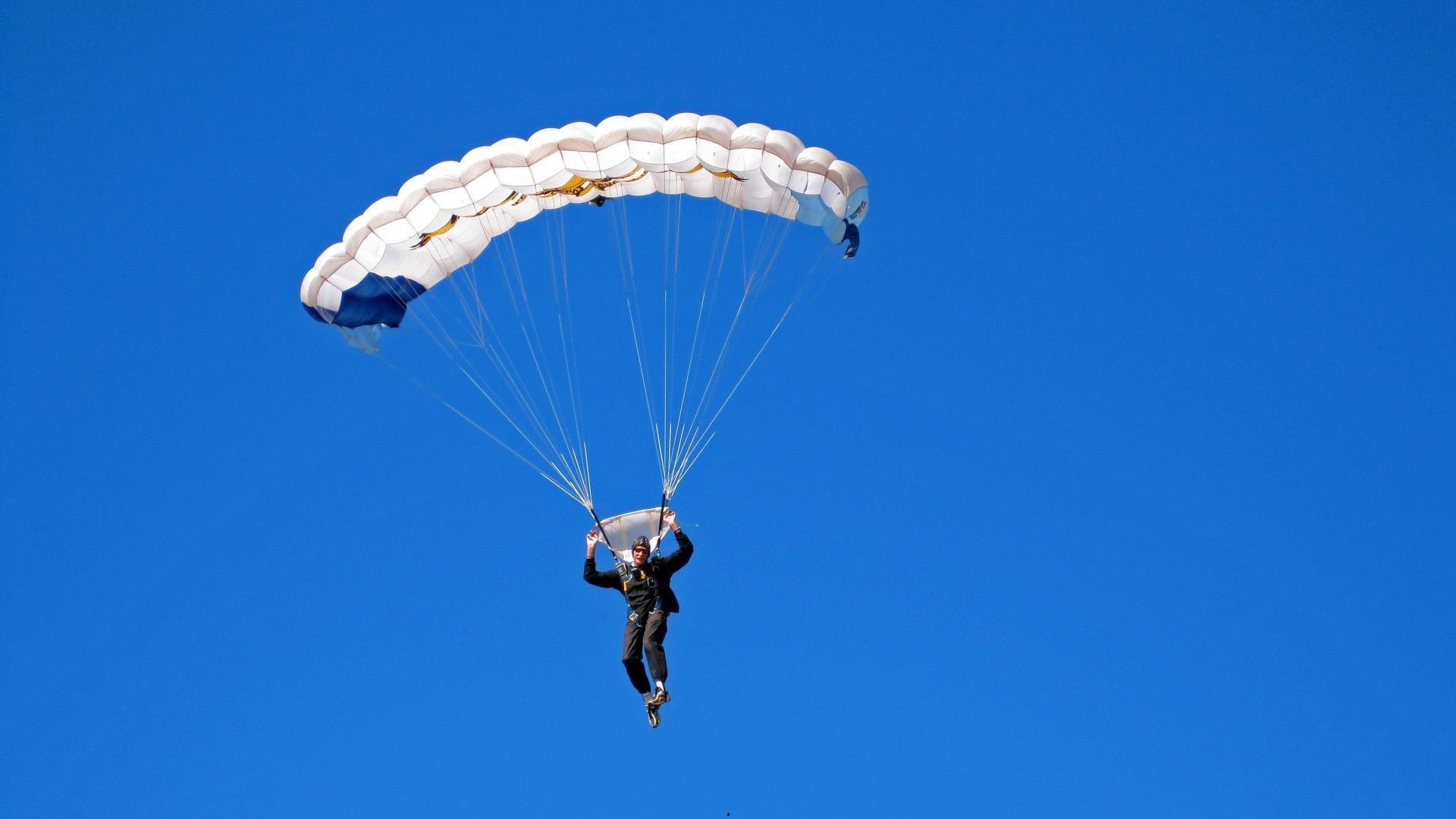 老鹰锁定霍勒迪，鹈鹕高要价成交易最大阻碍