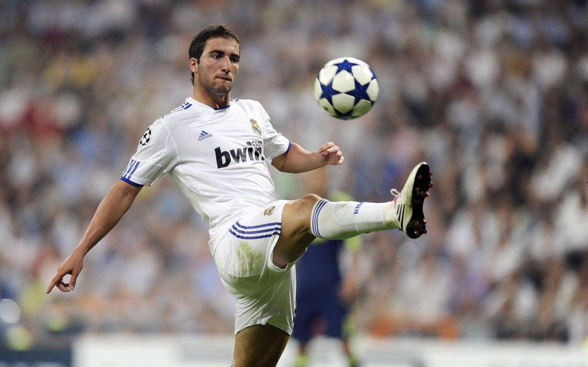 皇马防线告急！瞄准英超两大顶级中卫，夏窗重建计划浮出水面